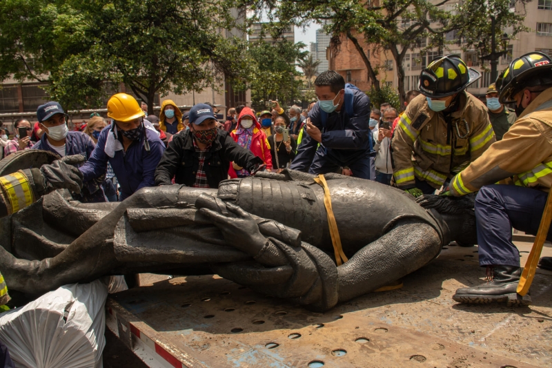 Bomberos retirando escultura de Gonzalo Jiménez de Quesada