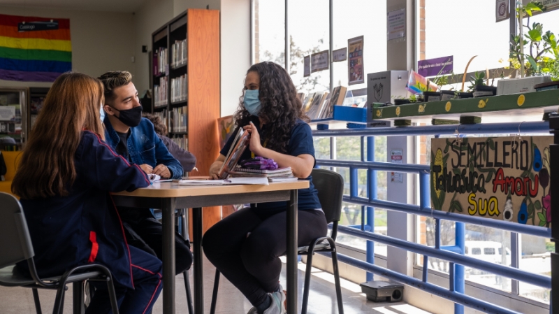 Personas hablando sobre un libro