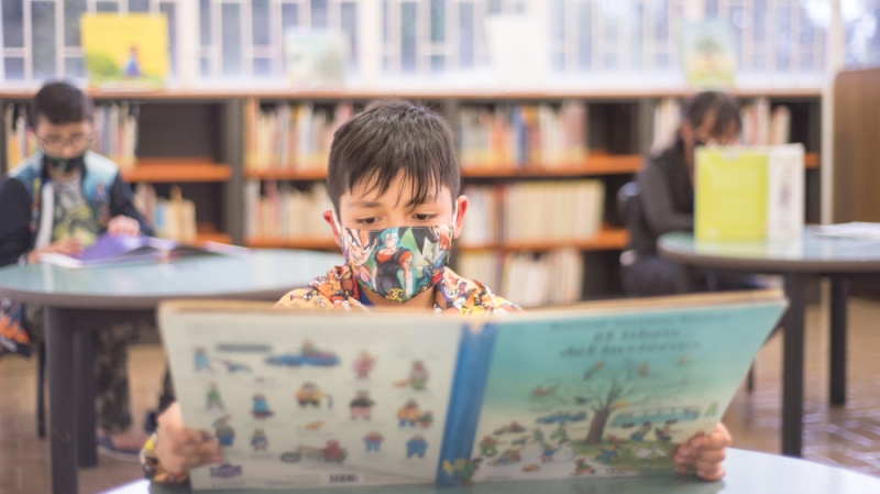 Niño leyendo