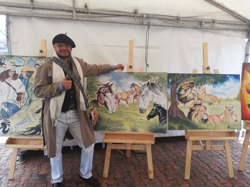 Personajes y Colectivos de Tunjuelito en 2019: Raúl Arias, Artista Plástico Raul con 3 pinturas propias en carpa