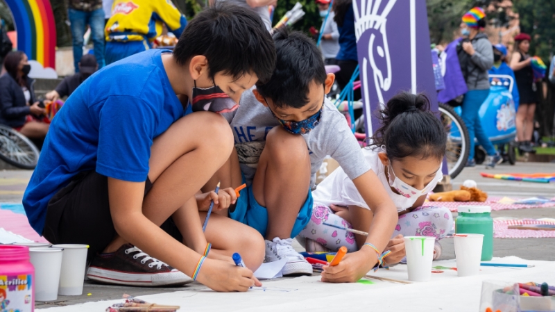 Niños pintando