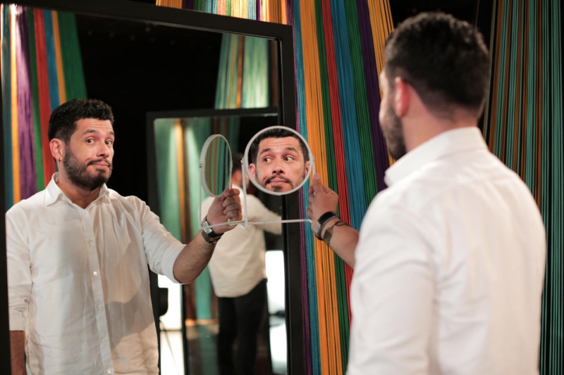 Hombre mirándose a un espejo - Santiago Alarcón