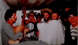 Don Carlos Emilio con su guitarra