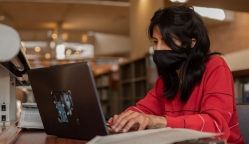 Maestría en Corea. Mujer en computador