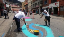 Personas pintando la calle