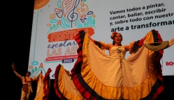Festival escolar de las artes - Grupo de jóvenes bailando música colombiana
