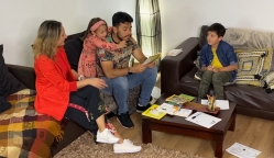 Santiago Alarcón y Cecilia Navia, junto a sus hijos María y Matías, nos muestran qué significa compartir lecturas en familia.