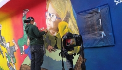 Mujer pintando mural