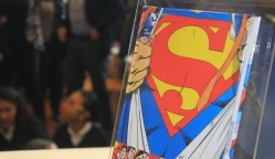 Libro con logo de Superman