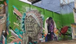 Pintura en muro de mujeres indígenas