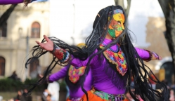 Mujer con máscara bailando