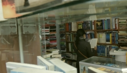 persona leyendo en una librería