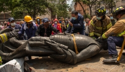 Bomberos retirando escultura de Gonzalo Jiménez de Quesada