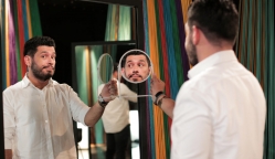 Hombre mirándose a un espejo - Santiago Alarcón