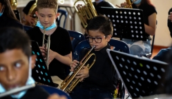 Niño toca trompeta