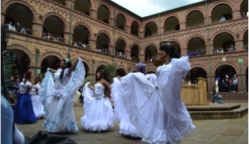 Grupo de mujeres transgenero realizando una muestra artística de danza en una universidad de Bogotá