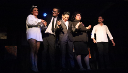 Teatro Cabaret Rosa - Grupo de hombres y mujeres celebrando